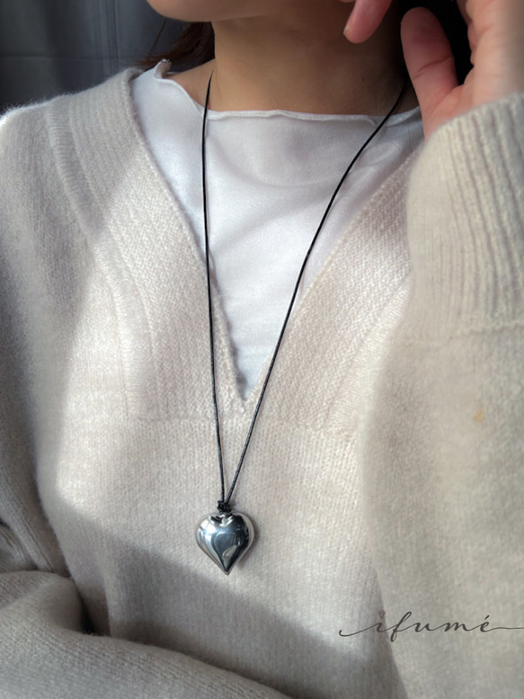 【ifumé】ぷっくりハートの大ぶりペンダント レザーコード ニット映え♪ 3枚目の画像