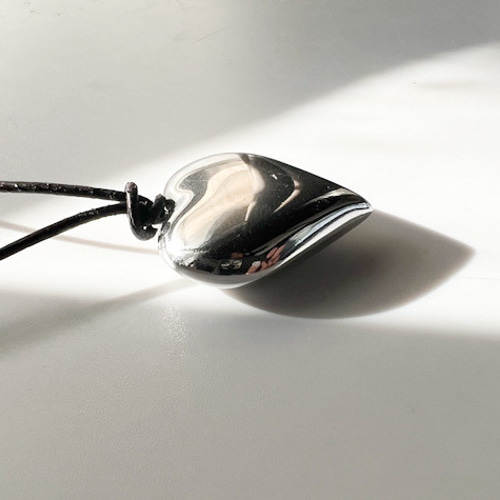 ifumé】ぷっくりハートの大ぶりペンダント レザーコード ニット映え