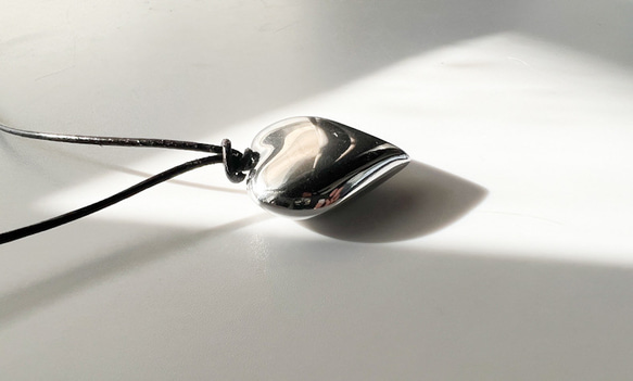 【ifumé】ぷっくりハートの大ぶりペンダント レザーコード ニット映え♪ 7枚目の画像