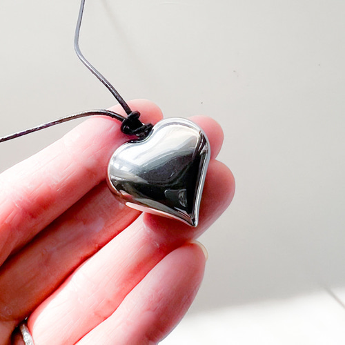 ifumé】ぷっくりハートの大ぶりペンダント レザーコード ニット映え