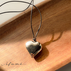 【ifumé】ぷっくりハートの大ぶりペンダント レザーコード ニット映え♪ 4枚目の画像