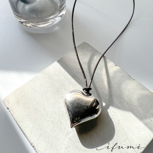 ifumé】ぷっくりハートの大ぶりペンダント レザーコード ニット映え