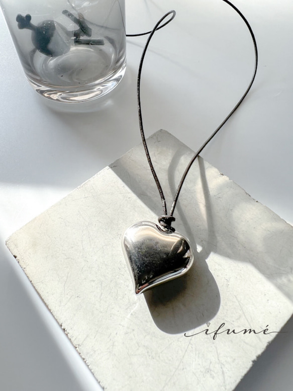 【ifumé】ぷっくりハートの大ぶりペンダント レザーコード ニット映え♪ 2枚目の画像