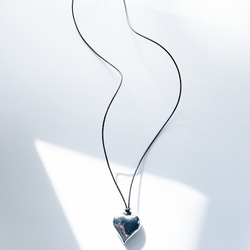 【ifumé】ぷっくりハートの大ぶりペンダント レザーコード ニット映え♪ 8枚目の画像