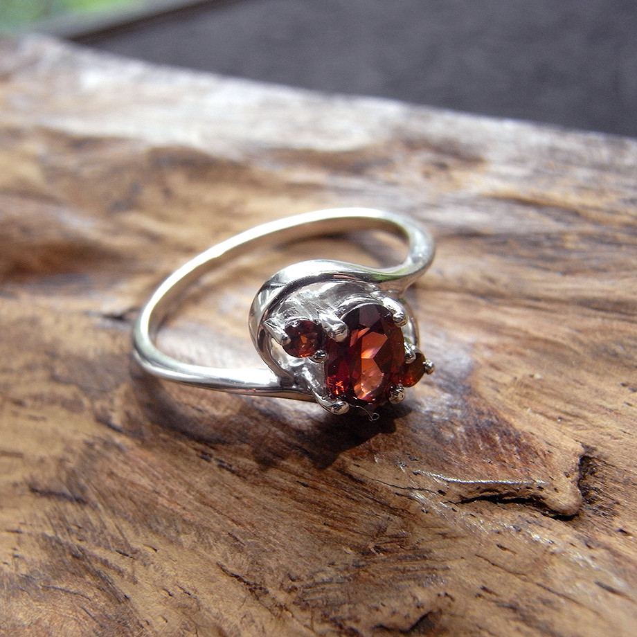 ガーネットリング　１５号 シンプルで美しいプリズムフレアリング【ガーネット】 シルバー