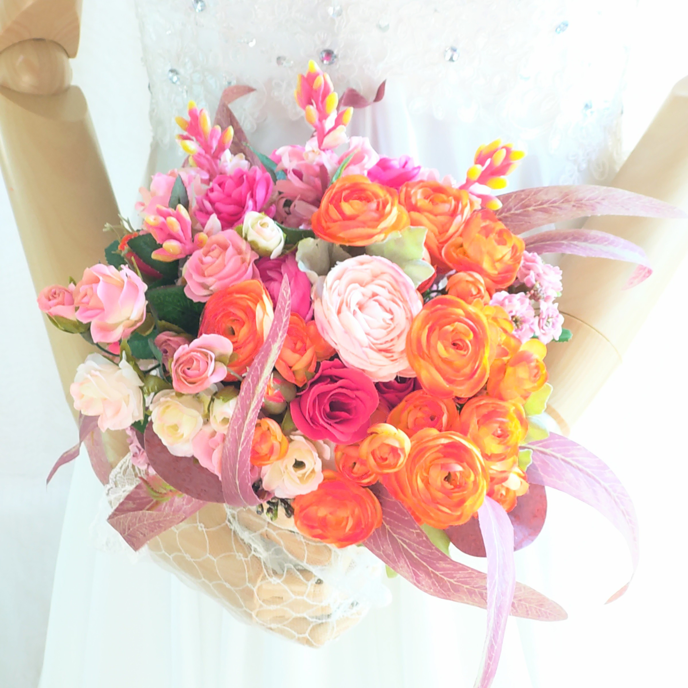 ウエディングブーケ(はなやかなバラ満開)ブートニアこみ世界で１つ貴女だけにお勧めします。