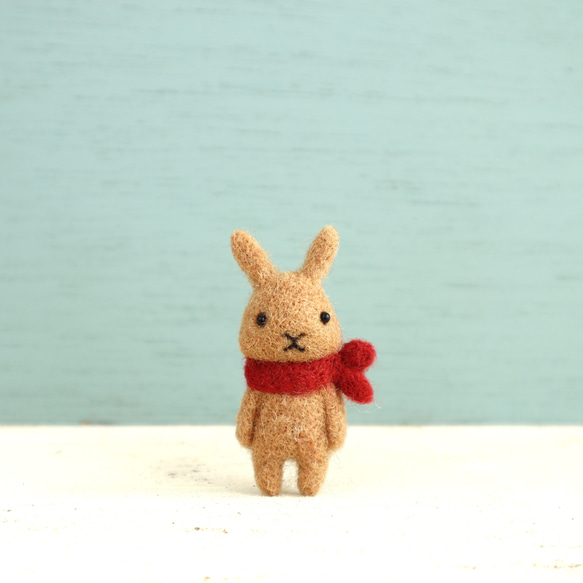 羊毛フェルトブローチ　ウサギ　小さな友達・茶 1枚目の画像