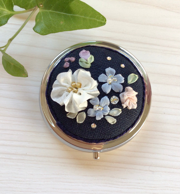ピルケース 紺色 リボン 刺繍 手刺繍 ししゅう ビーズ