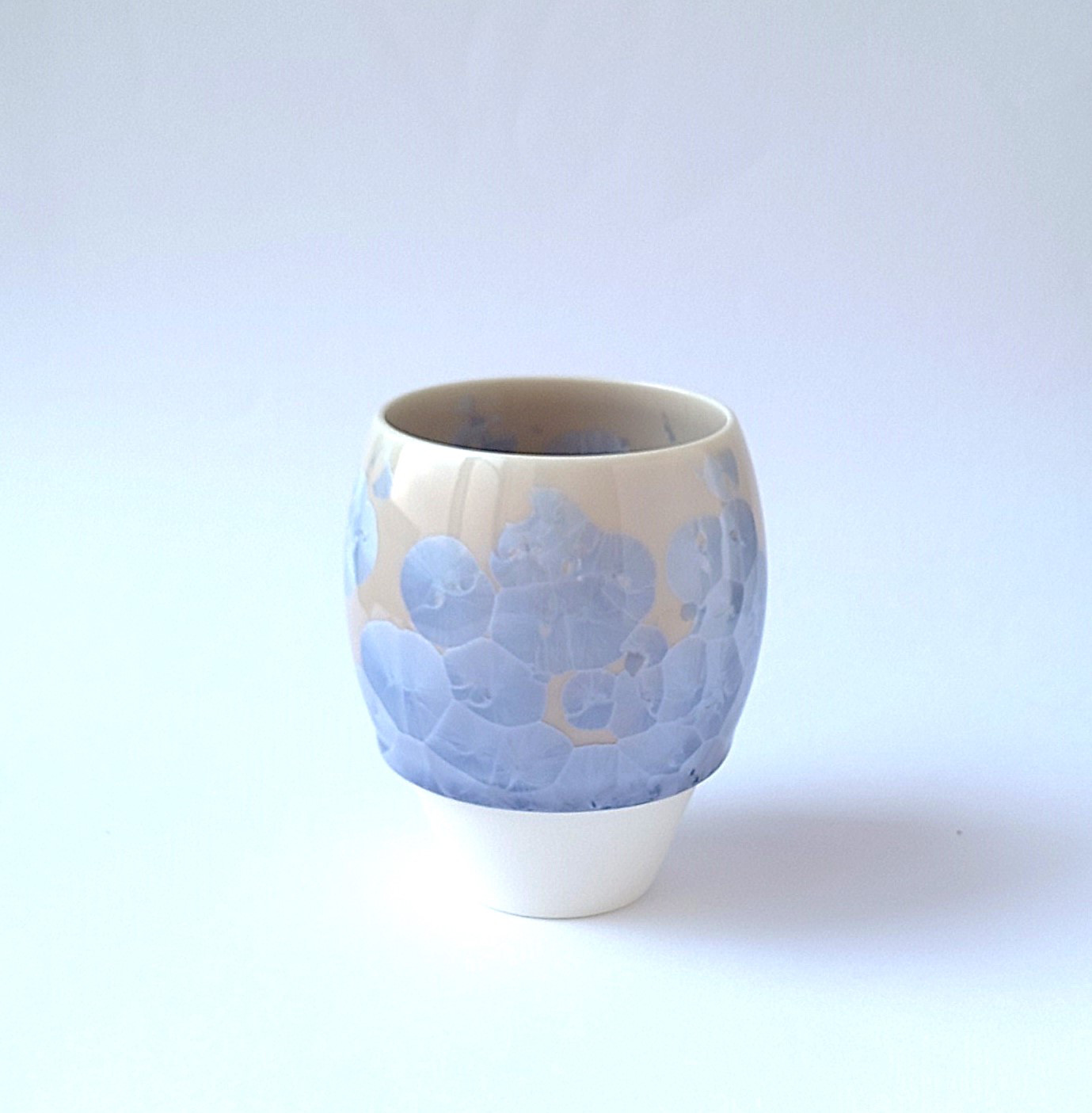 結晶がキラキラと花のように浮かぶカップ　花結晶（銀藤）カップ　磁器