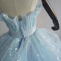 美容產品！紫藍色連身裙，柔軟分層薄紗裙，閃閃發光的薄紗新娘，前期拍攝 第7張的照片