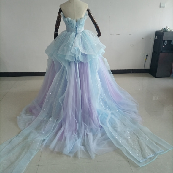美容產品！紫藍色連身裙，柔軟分層薄紗裙，閃閃發光的薄紗新娘，前期拍攝 第5張的照片
