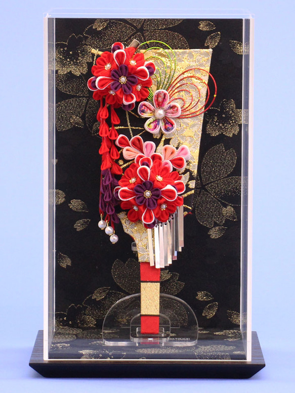 金襴や縮緬を使用した、つまみ細工の簪羽子板　ゴージャス　黒桜アクリルケース入り　　 2枚目の画像