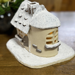 雪が降り積もるお家に灯りが揺れるどこか懐かしい癒しの陶器 3枚目の画像