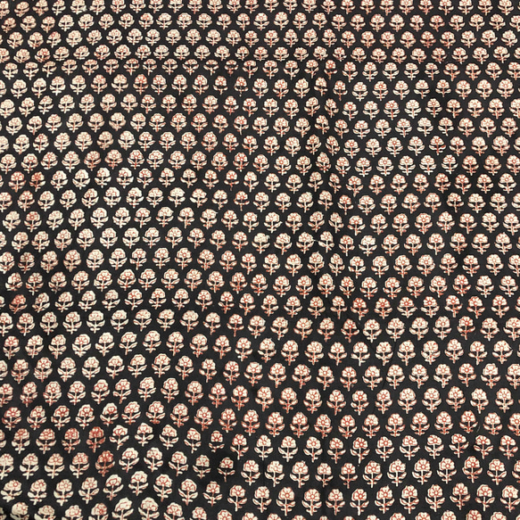 【50cm単位】ブラックレッドスモールフラワー　インド　ハンドブロックプリント生地  コットン 4枚目の画像