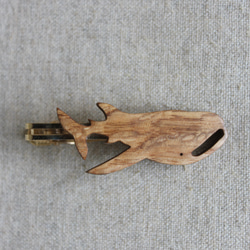 ジンベイザメ木製ネクタイピン 2枚目の画像