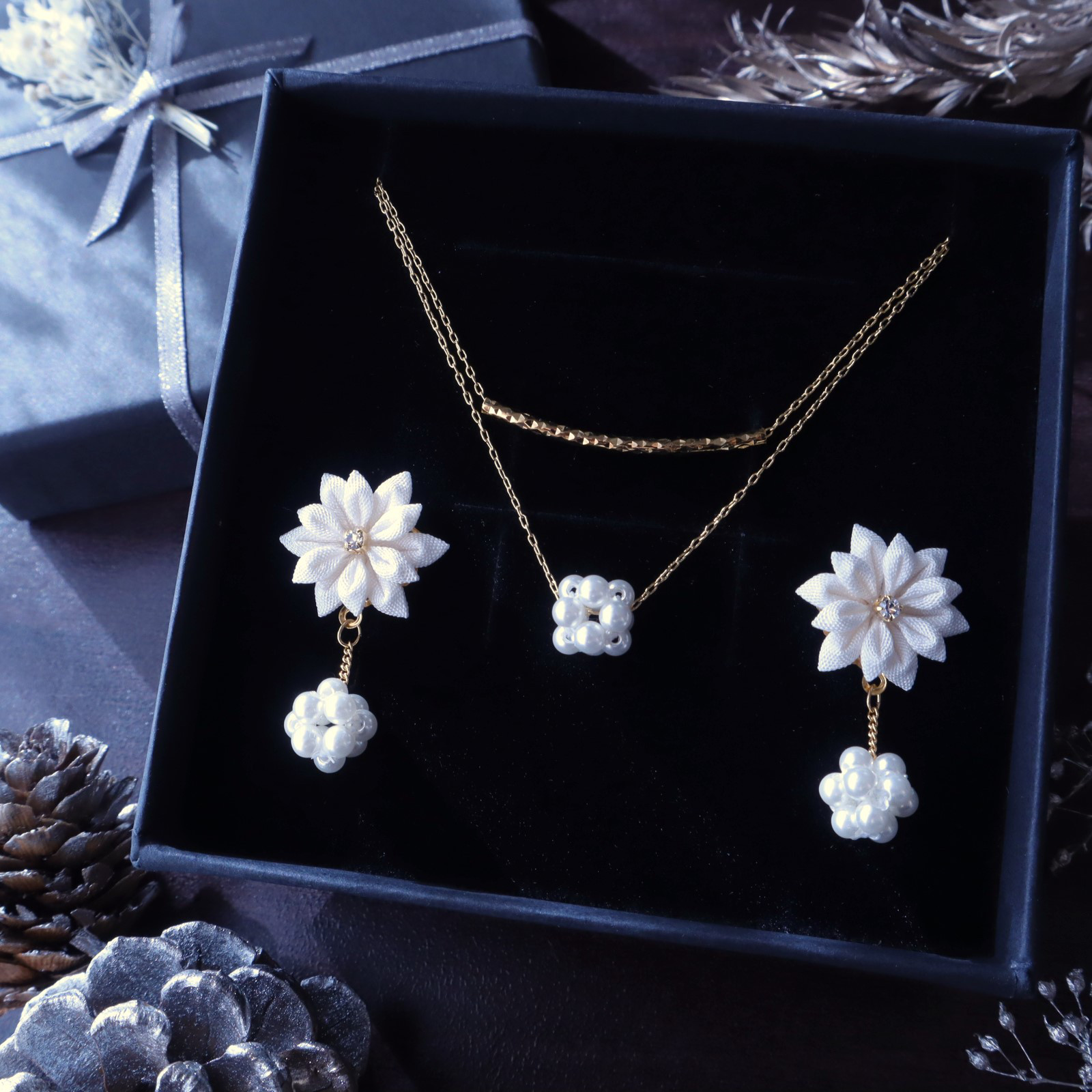 【特集掲載】《クリスマスコフレ2023》つまみ細工×ビーズボールピアスと二重ネックレスのセット～White～／金具変更可