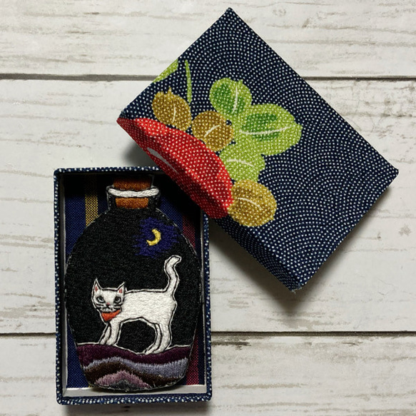 手刺繍オリジナルブローチ＊瓶の猫 2枚目の画像