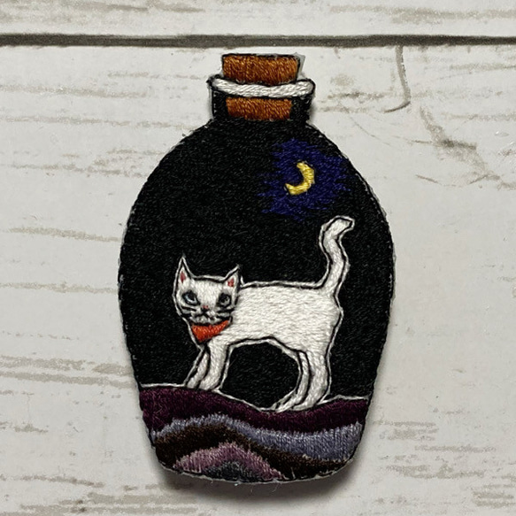 手刺繍オリジナルブローチ＊瓶の猫 1枚目の画像
