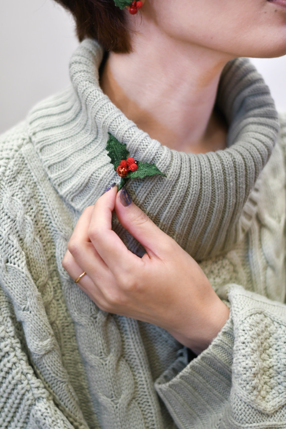 受注制作20日】ブローチ 鈴鳴る、柊（クリスマスホーリー） レース編み