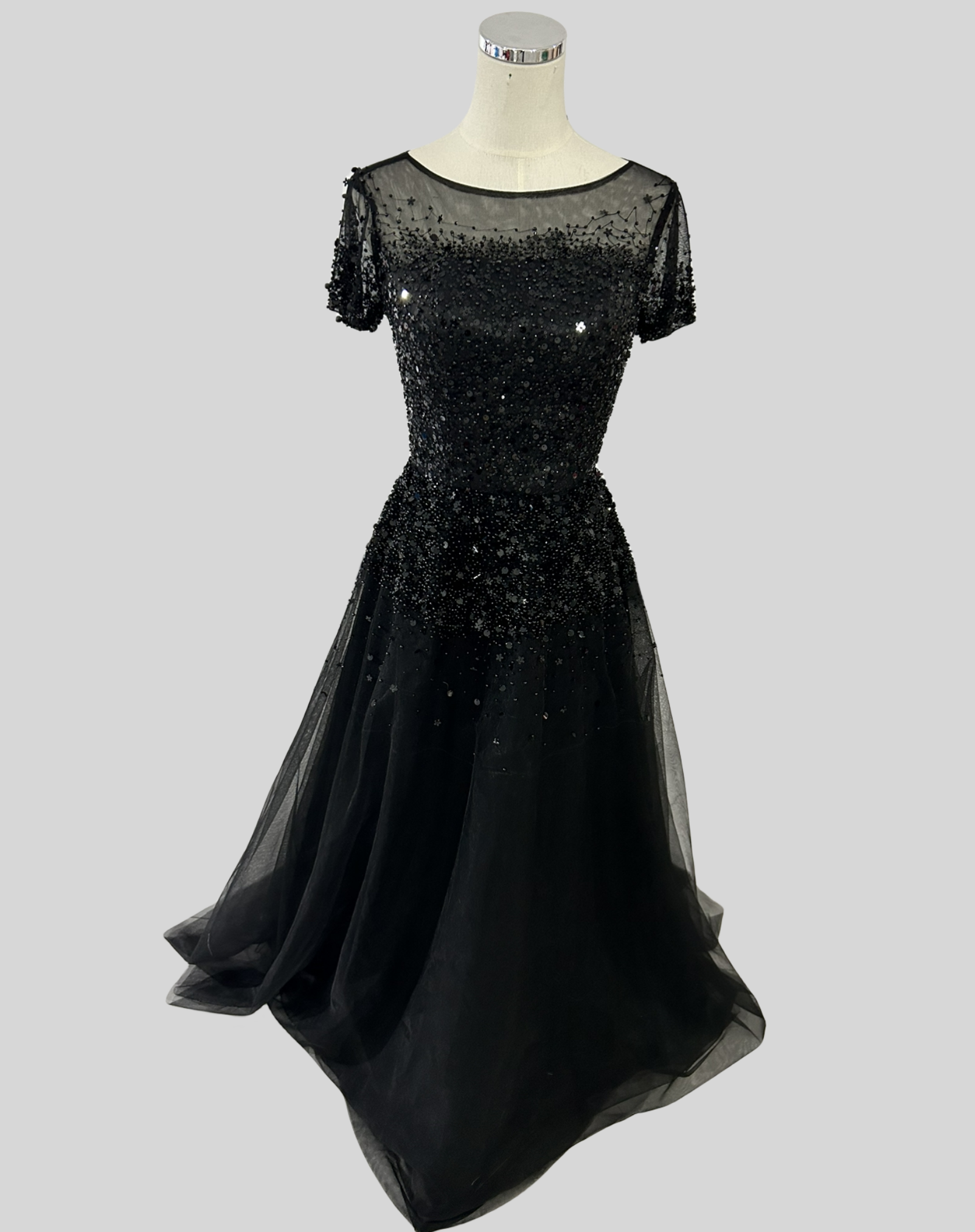 華やか パーティードレス 黒 スパンコール エレガント 優雅なシルエット 細見えシルエット