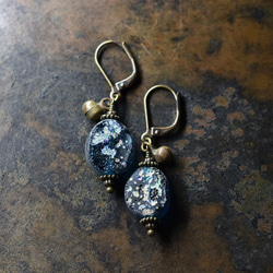 深藍色鍍銀羅馬玻璃與民族鐘形耳環 第2張的照片