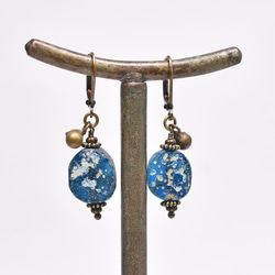 深藍色鍍銀羅馬玻璃與民族鐘形耳環 第8張的照片