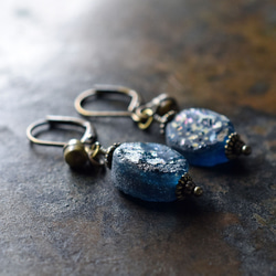 深藍色鍍銀羅馬玻璃與民族鐘形耳環 第1張的照片