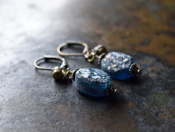 深藍色鍍銀羅馬玻璃與民族鐘形耳環 第1張的照片