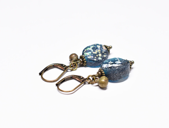 深藍色鍍銀羅馬玻璃與民族鐘形耳環 第7張的照片