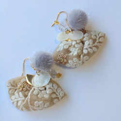 ウィンターグレー インド刺繍リボンの耳飾り 2枚目の画像