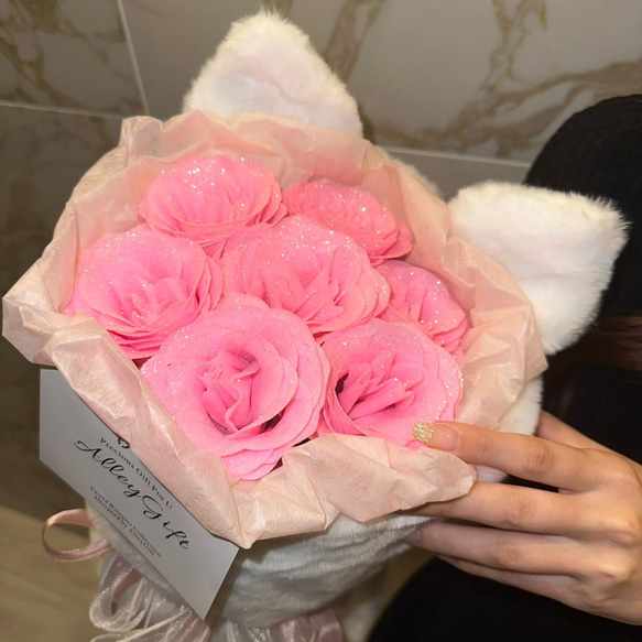 テレビで紹介 ピンクのグリッターローズも選べる 猫モチーフ花束 若者