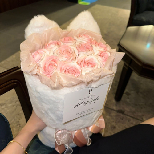 テレビで紹介 ピンクのグリッターローズも選べる 猫モチーフ花束 若者