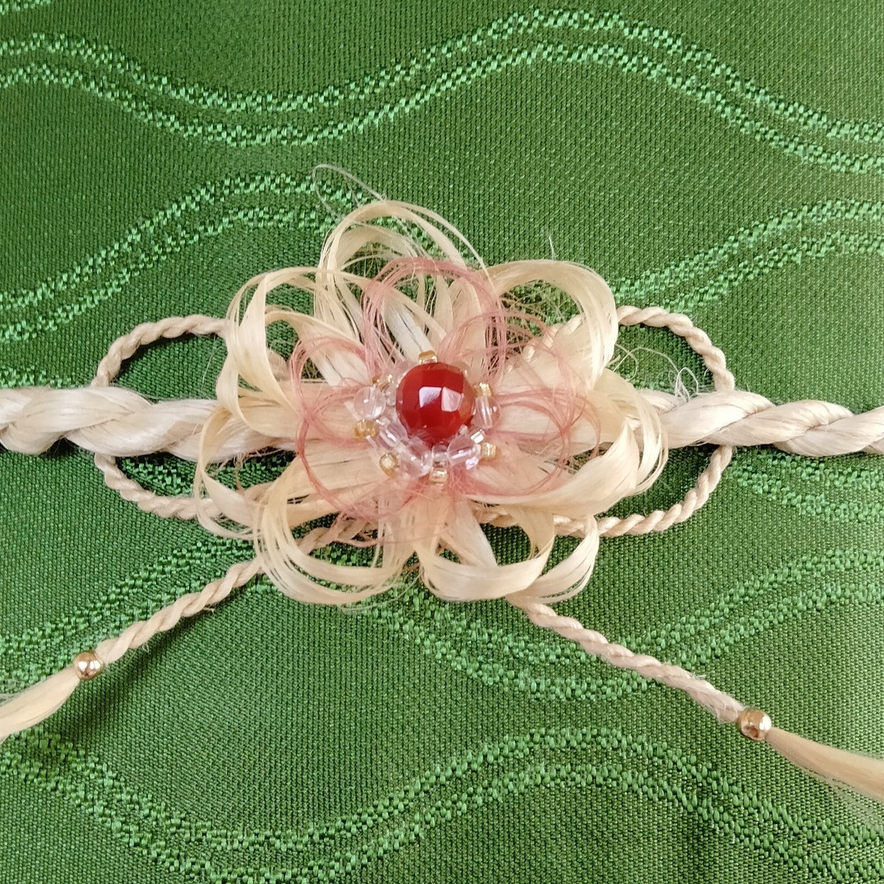 精麻帯留めコサージュS御守り天然石ビーズ刺繍撚り麻紐付14KGFビーズ髪飾りポニーフックブローチとして♪着物浴衣和装小物
