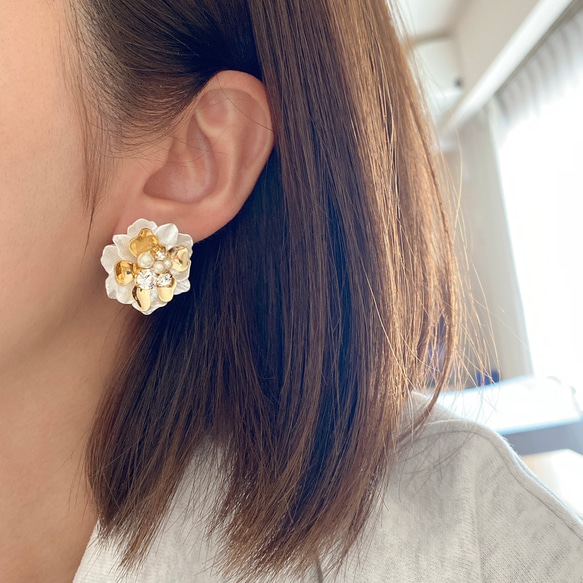 [送料無料] white goldy flower pierce 2枚目の画像