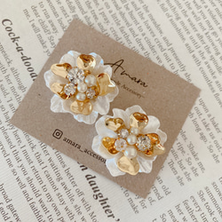 [送料無料] white goldy flower pierce 1枚目の画像