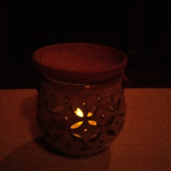 陶器ランプ通販やす波窯の陶器茶香炉『花火』は茶香炉兼灯りです（ko 09） 5枚目の画像