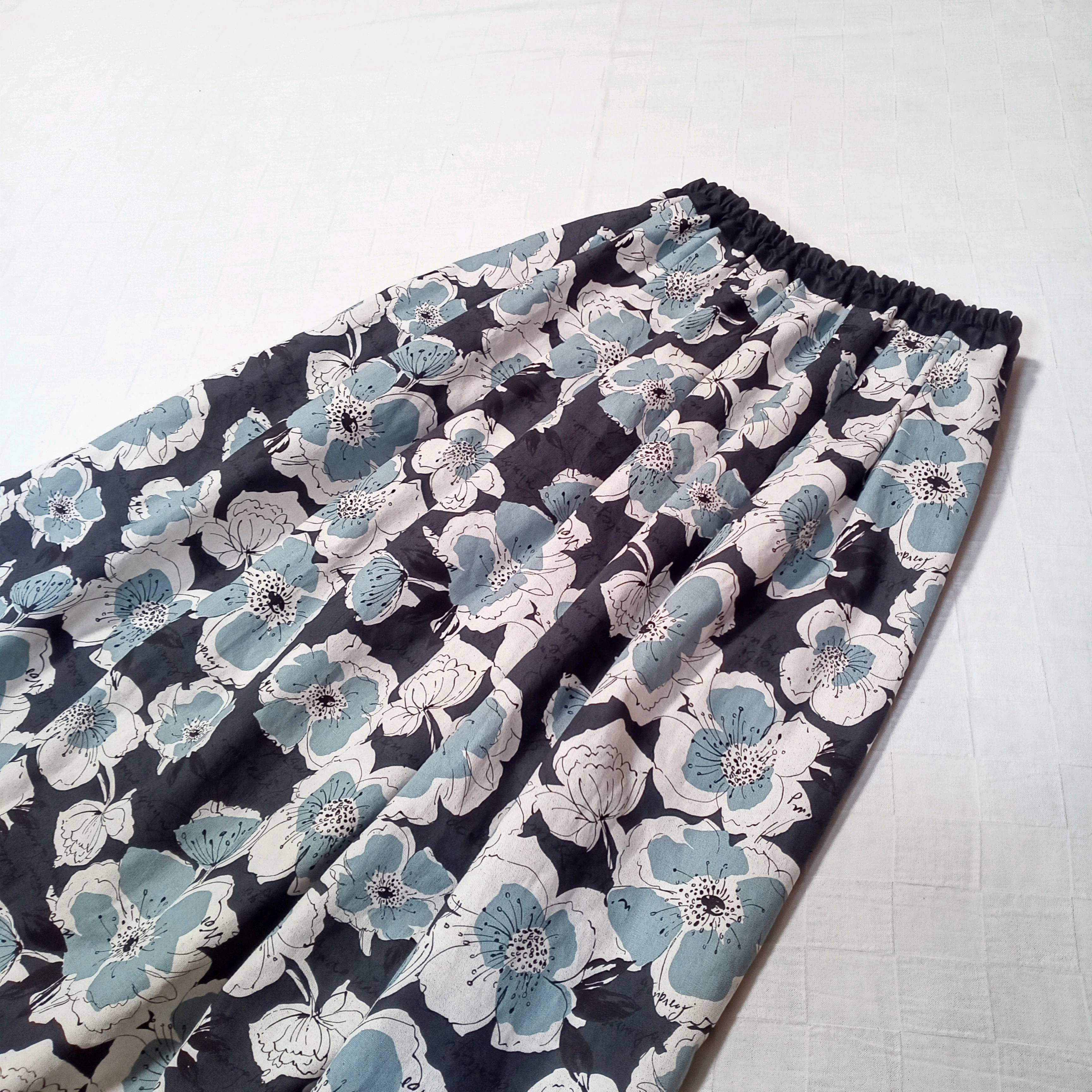 一枚でも透けない！すっきりタックスカート　綿麻 大柄フラワー　濃いチャコールグレー地　ロング丈 マキシ丈