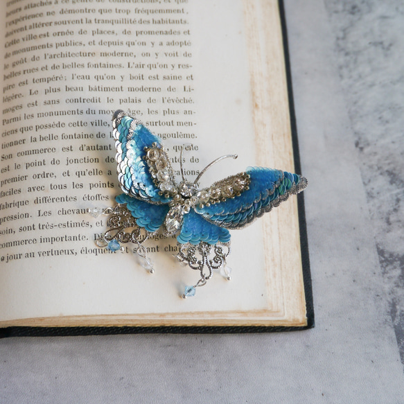月夜の宝石蝶　オートクチュール刺繍ブローチ＆バッグチャーム（ブルー） 1枚目の画像