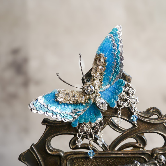 月夜の宝石蝶　オートクチュール刺繍ブローチ＆バッグチャーム（ブルー） 3枚目の画像