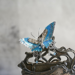 月夜の宝石蝶　オートクチュール刺繍ブローチ＆バッグチャーム（ブルー） 4枚目の画像