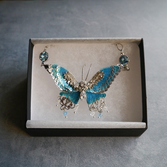 月夜の宝石蝶　オートクチュール刺繍ブローチ＆バッグチャーム（ブルー） 14枚目の画像