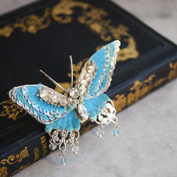 月夜の宝石蝶　オートクチュール刺繍ブローチ＆バッグチャーム（ブルー） 11枚目の画像