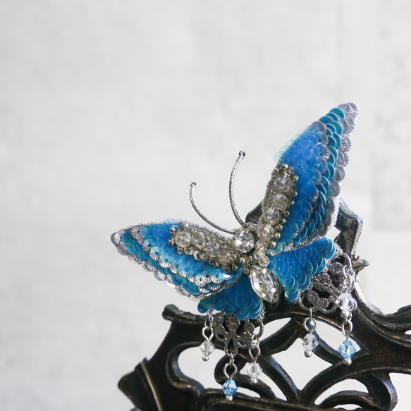 月夜の宝石蝶　オートクチュール刺繍ブローチ＆バッグチャーム（ブルー） 5枚目の画像