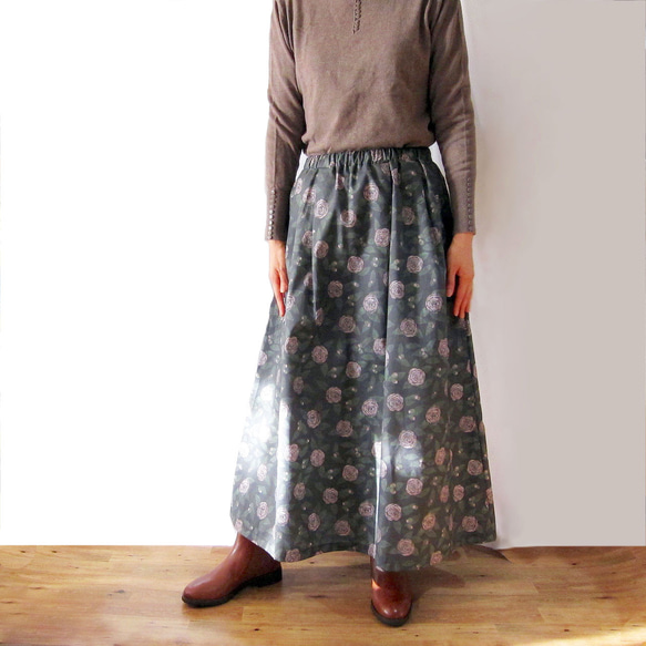 カメリア(乙女椿)のタックロングスカート ポケット付き ブラック 4枚目の画像