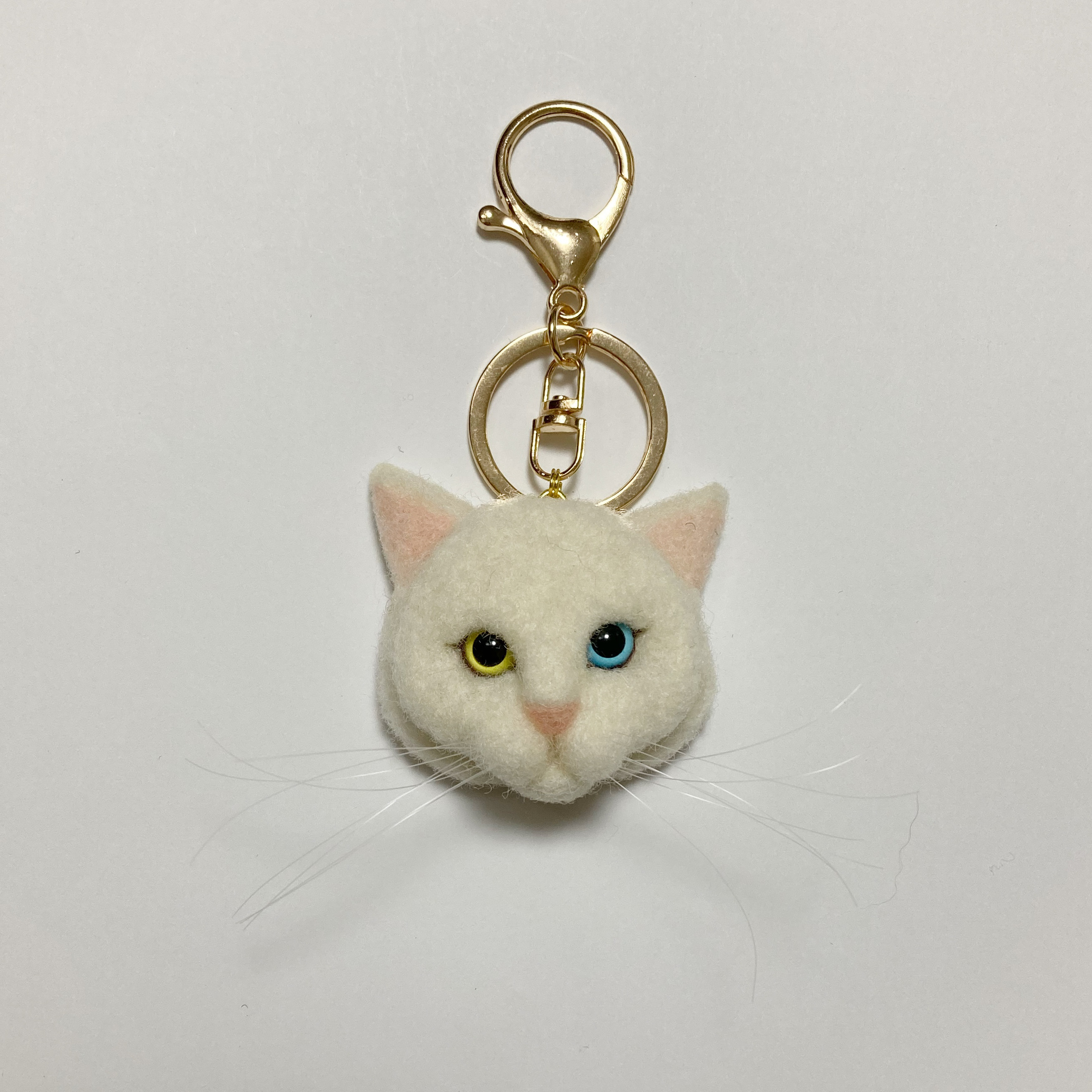 豆猫HOLDCATキーホルダー No.4 白猫オッドアイ〜特製豆猫トレカ付き 羊毛フェルト 猫キーホルダー 白猫 オッドアイ キーホルダー まめちま