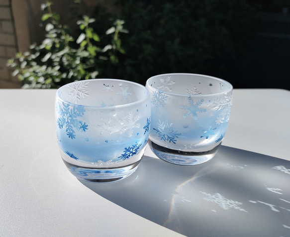 【受注制作】雪の結晶 小さな雪玉丸 ぐい呑み サンドブラスト 冬グラス 4枚目の画像