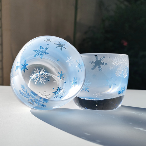 受注制作】雪の結晶 小さな雪玉丸 ぐい呑み サンドブラスト 冬グラス
