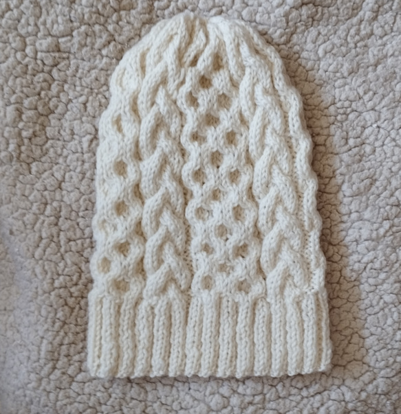 ホワイト手編みアランニット帽 1枚目の画像