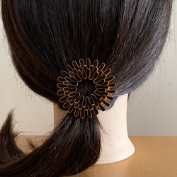 つまみ細工 髪飾り丸つまみリース ブラック＆オレンジ シルク フレームピン 1枚目の画像