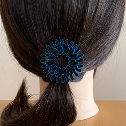つまみ細工 髪飾り丸つまみリース ブラック＆ターコイズブルー シルク フレームピン 1枚目の画像